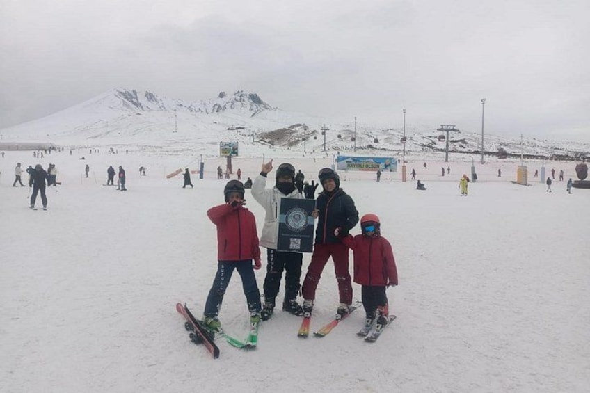Una pista de esquí nevada con esquiadores y snowboarders. 2
