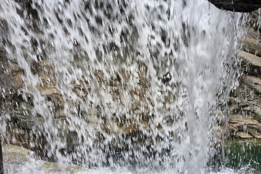 Una cascada que se precipita sobre una superficie rocosa. 2