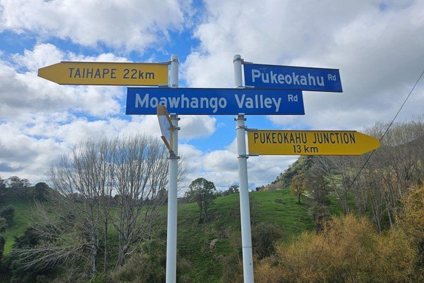 En vägskylt med flera pilar som visar vägen till Tairape, Pukeokahu Rd, Moawhango Valley Rd och korsningen vid Pukeokahu. 3