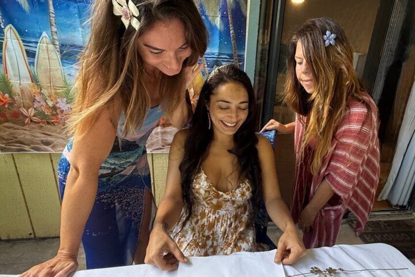 Drie personen aan een tafel met een strandthema. 1
