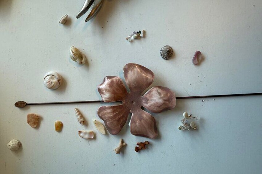 Een bloemdecoratie met een lange stengel op een lichtblauwe ondergrond. 2
