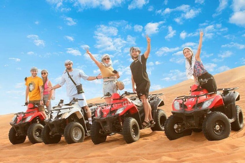 Un gruppo di persone su veicoli fuoristrada in un paesaggio desertico. 1