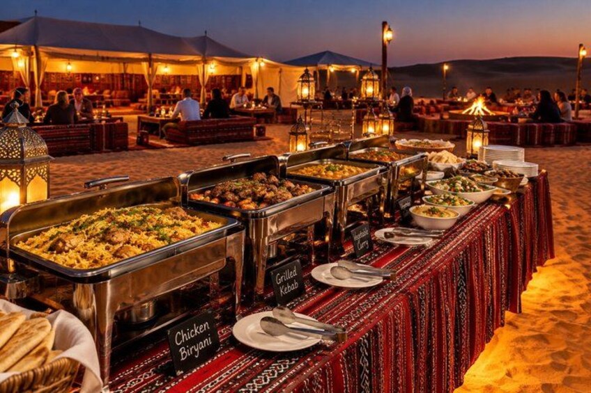 Un buffet proposant une variété de plats, notamment des brochettes grillées et du biryani au poulet, installé sur une plage de sable au crépuscule. 5
