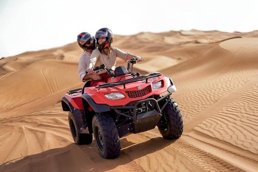 Un quad rosso su una duna sabbiosa. 5