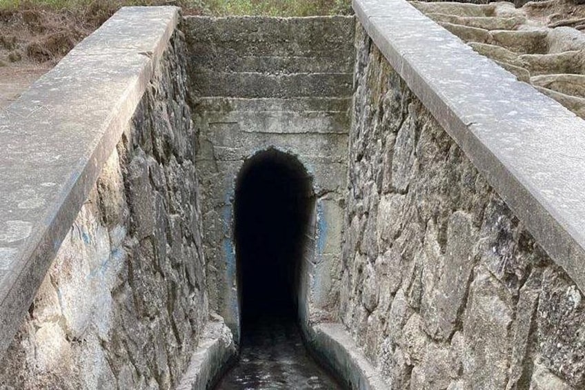 Un tunnel en pierre avec un étroit passage. 3