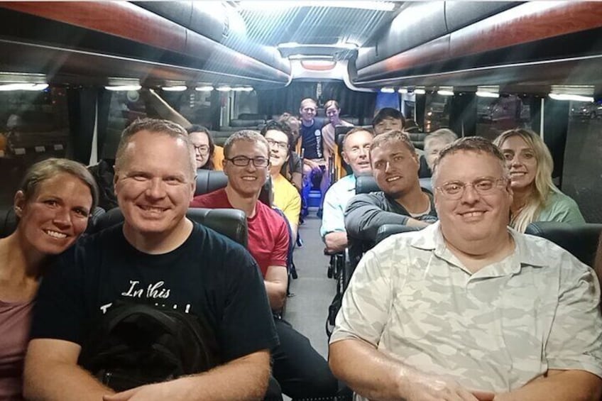 Un grupo de personas sentadas en un vagón de tren. 5