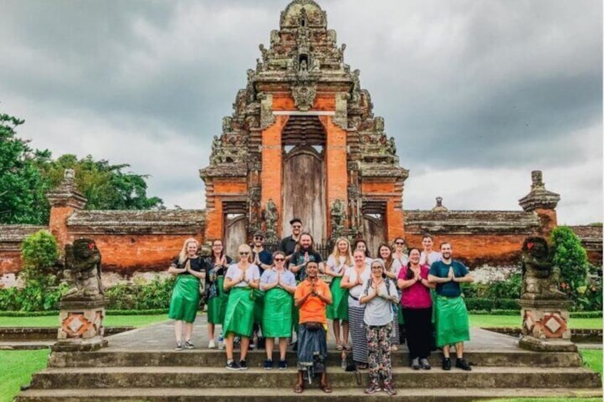 Un grupo de personas con atuendo tradicional frente a un templo. 1