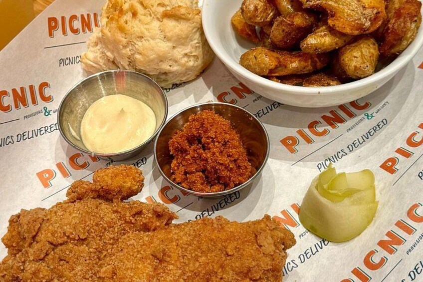Un plato con pescado frito, galletas, patatas fritas y salsas. 2