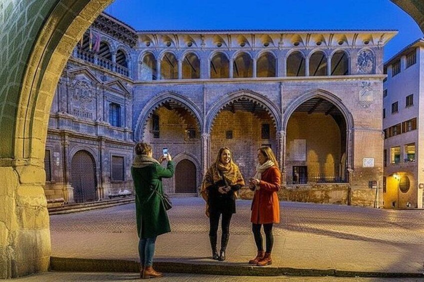 Edificio histórico con arcos y una persona tomando una fotografía. 1