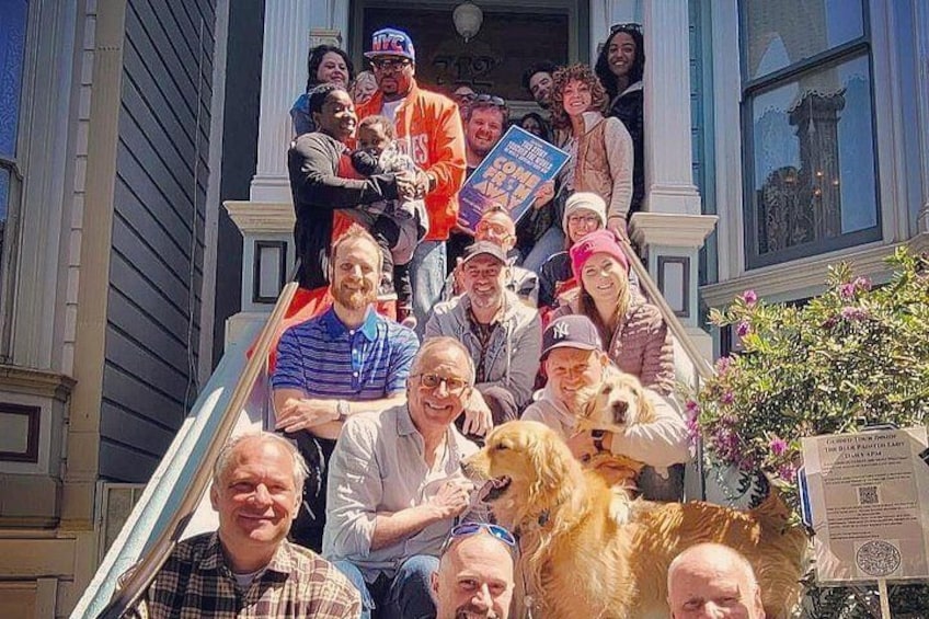Un groupe de personnes se trouve sur un escalier, accompagné d’un chien. 5