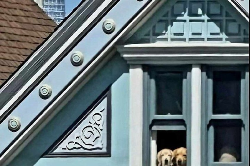 Un edificio con fachada azul y adornos metálicos decorativos. 5