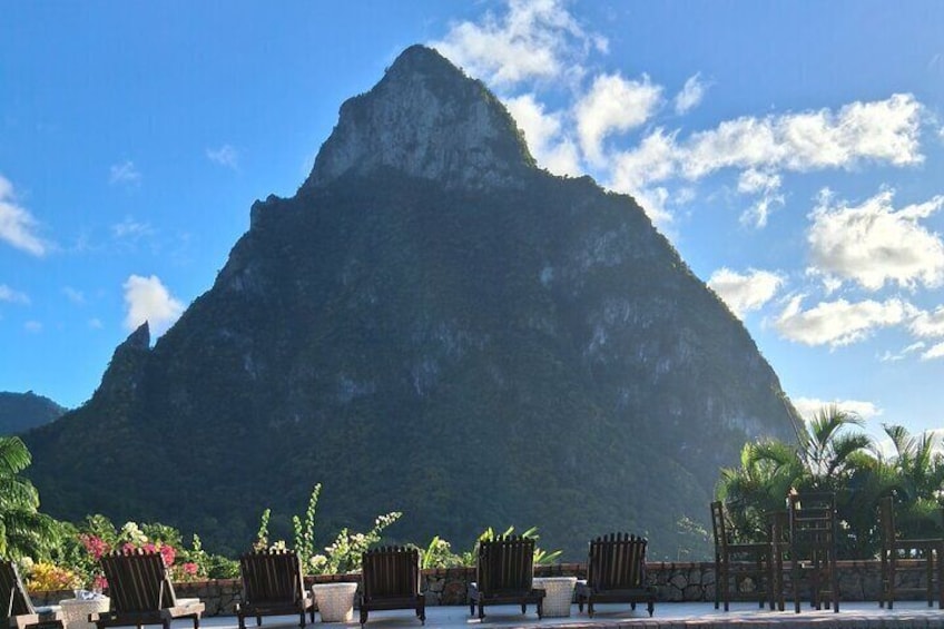 Een berg met een heldere lucht en lounge stoelen op de voorgrond. 1