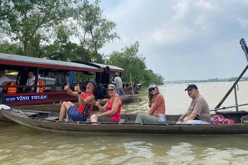 Un groupe de personnes se trouve sur un bateau portant une pancarte sur laquelle on peut lire « VINH THUAN », et un autre bateau est visible à l’arrière-plan. 3