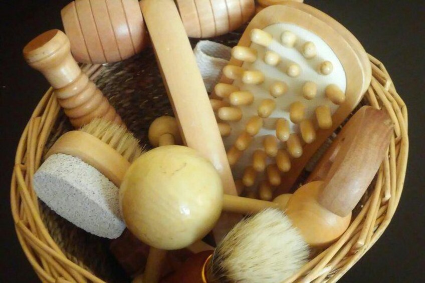 Een mandje met verschillende houten verzorgingsgereedschappen, zoals borstels en een houten kam. 2