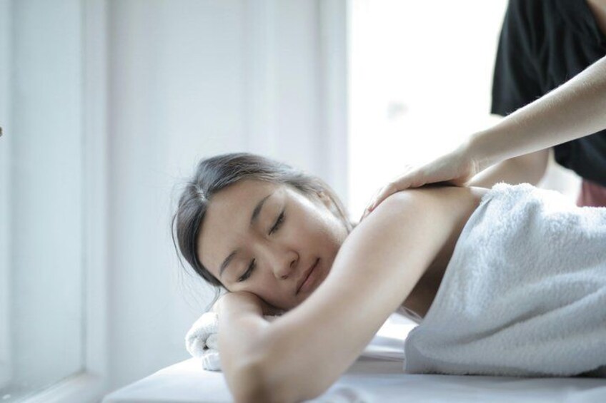 Iemand ontvangt een massage. 1