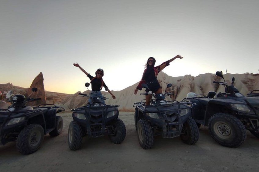 Zwei Personen fahren mit Quads durch eine Wüstenlandschaft mit Felsformationen. 5
