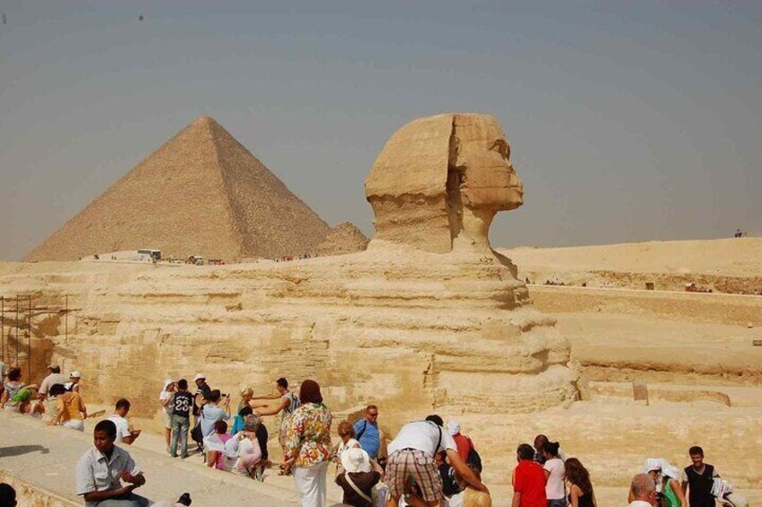 Le Grand Sphinx et la pyramide de Khéphren, à Gizeh, en Égypte. 2