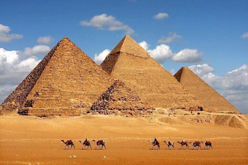 Les grandes pyramides de Gizeh, avec des chameaux au premier plan. 3