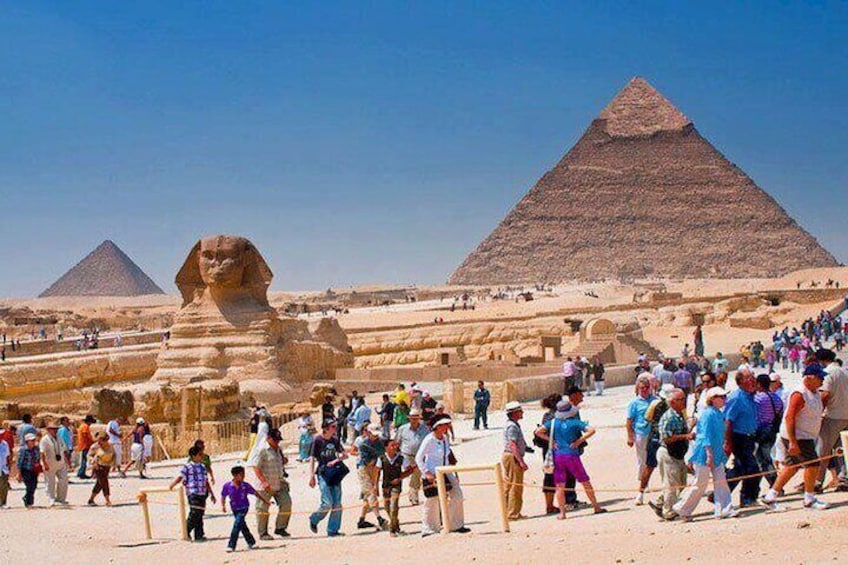 La Grande Pyramide de Gizeh, le Sphinx et une foule de touristes. 5