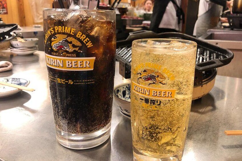 Deux verres de bière Kirin, l’un avec des glaçons et l’autre sans, sur une table dans un restaurant. 2