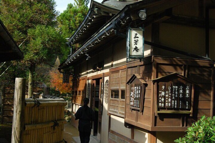 Un bâtiment traditionnel japonais, sur lequel on peut lire l’inscription « Yukawa ». 4