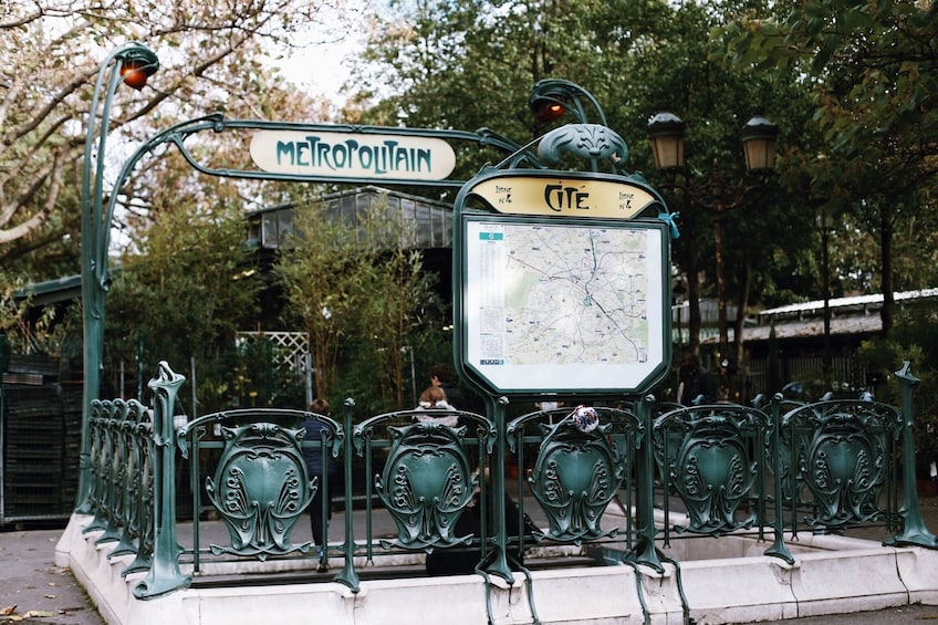 Paris: City Center Walking Tour w/ Notre Dame 12 guests 2,5h 4