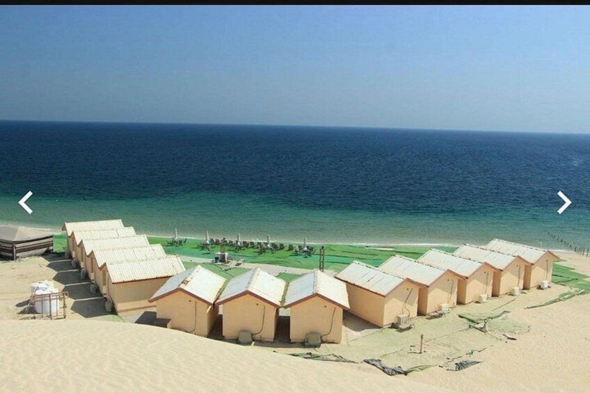 Cabañas de playa, una playa arenosa y el océano. 3