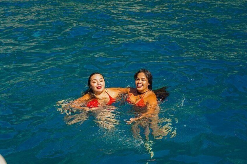 Zwei Personen schwimmen in einem Pool. 2