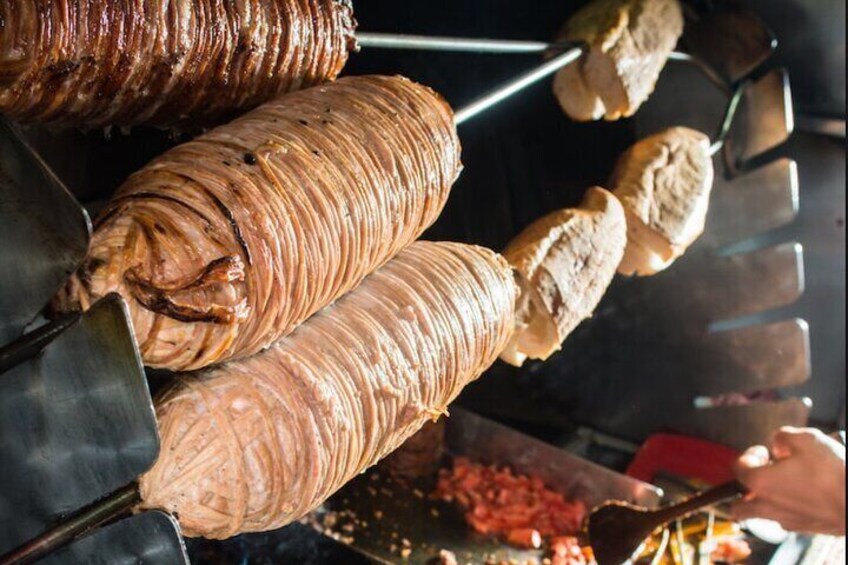 Un asador con carne asándose. 5