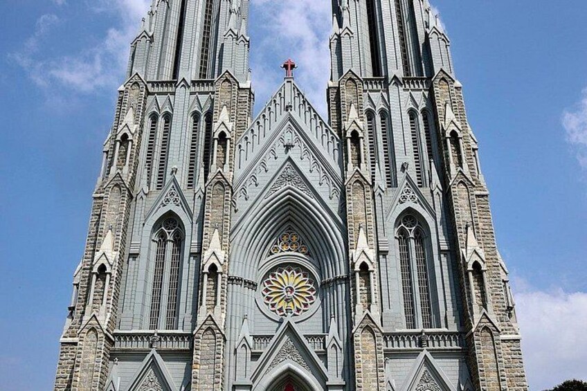 Una catedral grande con una aguja alta y detalles arquitectónicos elaborados. 1