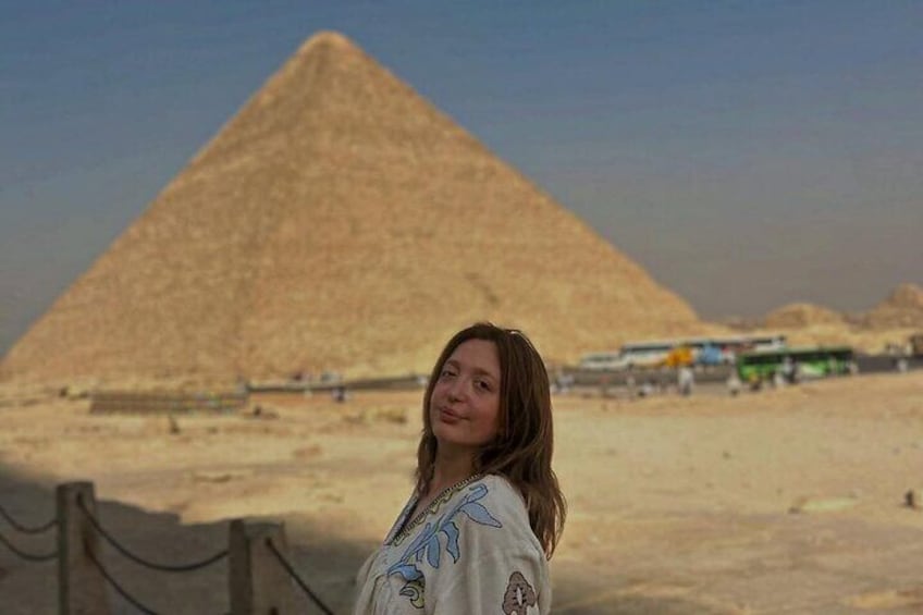 Una persona parada frente a la Gran Pirámide de Giza. 1