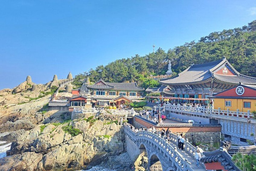 Ett traditionellt koreanskt tempelkomplex med stenbroar och pagoder som ligger på en sluttning. 1