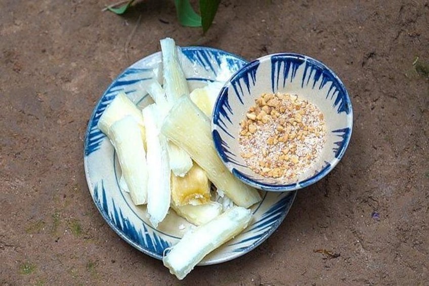 Ein Teller mit Scheibenbananen und eine Schüssel Nüsse. 5