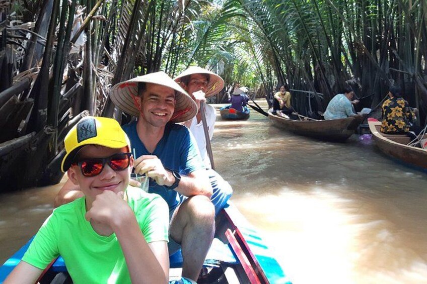 Personas en un bote en un río rodeado de palmeras. 4