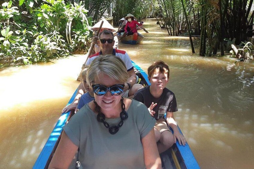 Personas en un bote en una vía fluvial bordeada de árboles. 5