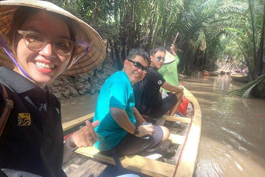 Des personnes se trouvent dans un bateau sur une rivière, entourée de verdure. 5