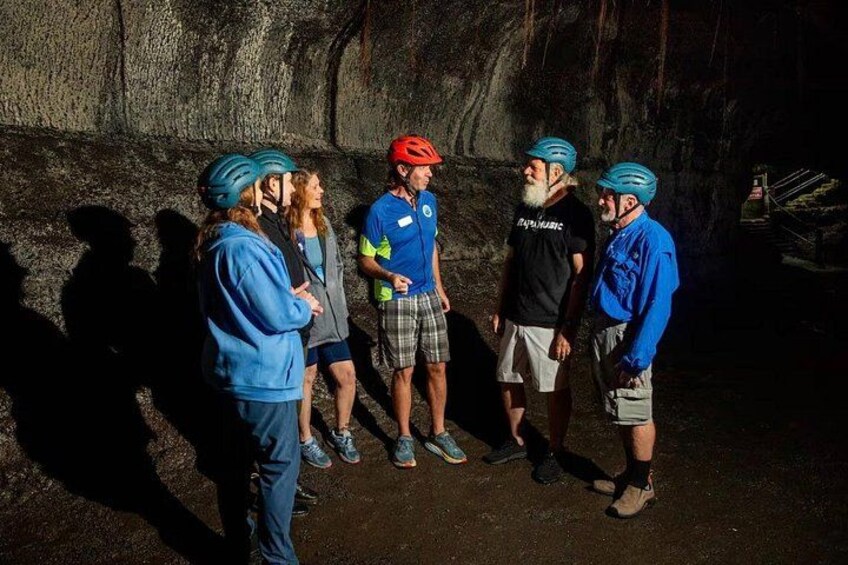 Guide inside Nahuku (Thurston Lava Tube) 5