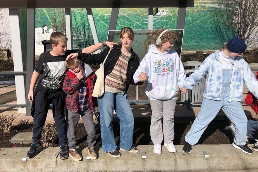 Un grupo de personas de pie sobre un borde de hormigón al aire libre. 1