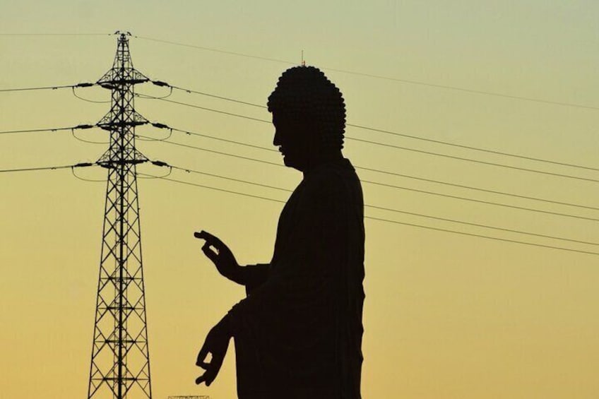 La silhouette d’une personne se tenant devant un pylône de ligne à haute tension. 1