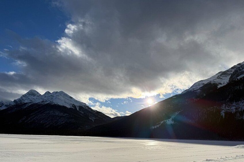Paesaggio innevato con montagne e cielo sereno. 2