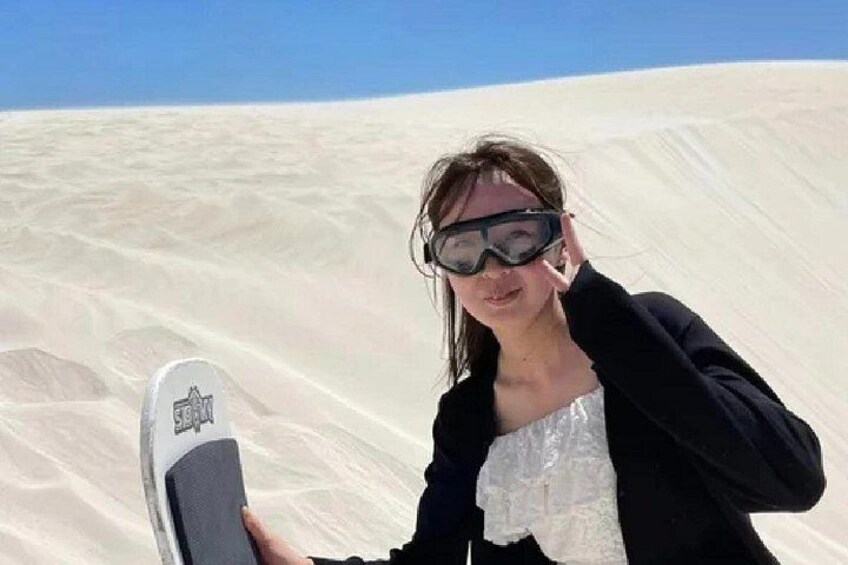 Une personne tenant une planche de snowboard dans un paysage enneigé. 4