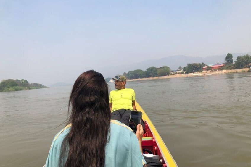 Luxury fun trip to Golden Triangle take boat and entrance to Laos 3