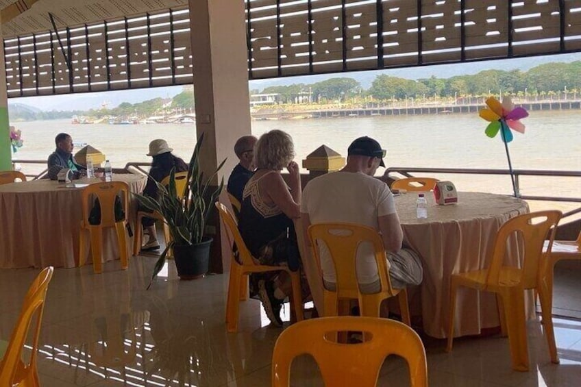Luxury fun trip to Golden Triangle take boat and entrance to Laos 2