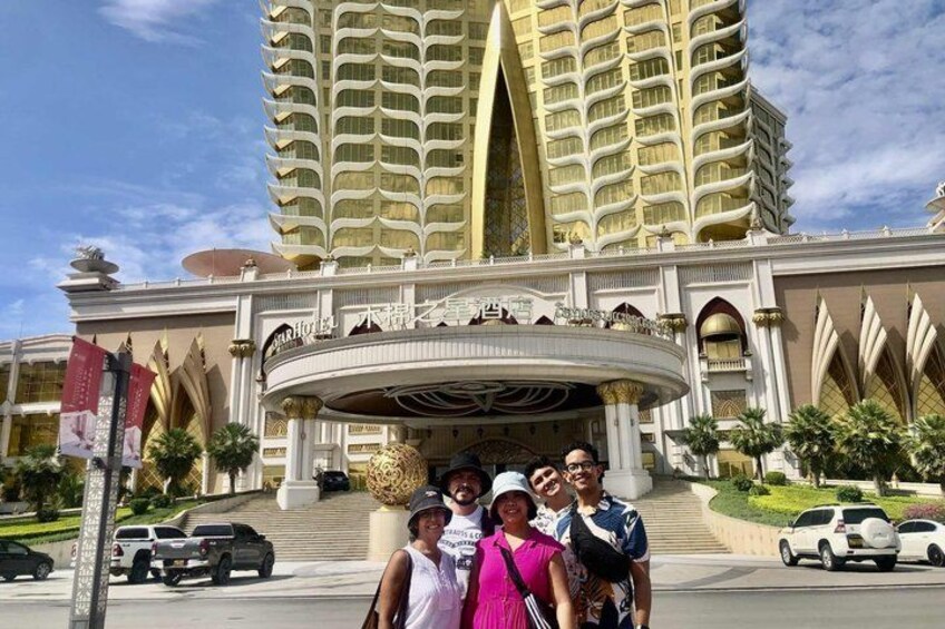 Luxury fun trip to Golden Triangle take boat and entrance to Laos 2