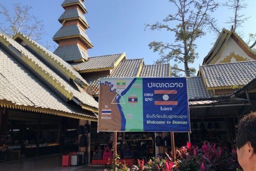 Luxury fun trip to Golden Triangle take boat and entrance to Laos 5