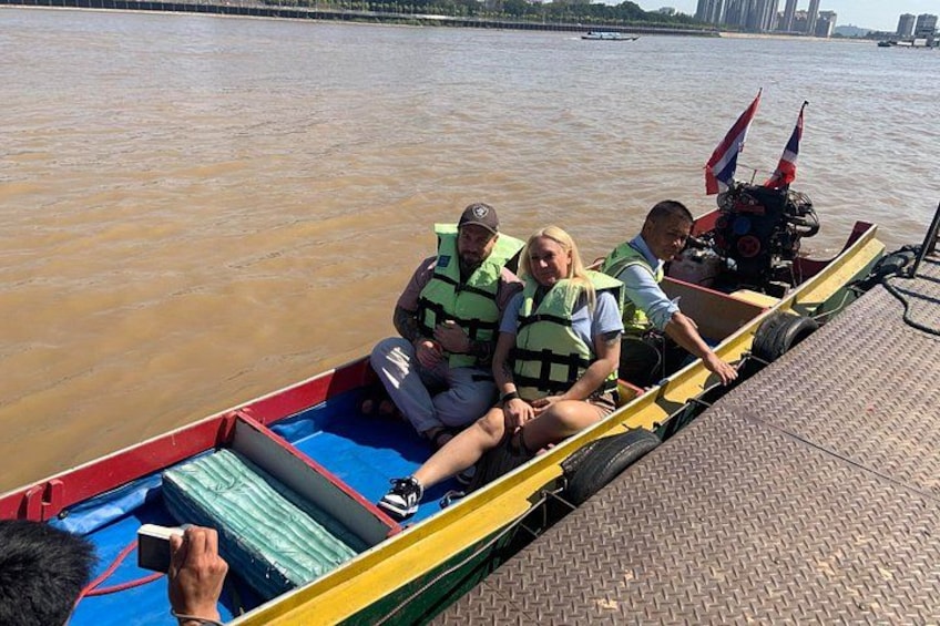 Luxury fun trip to Golden Triangle take boat and entrance to Laos 5
