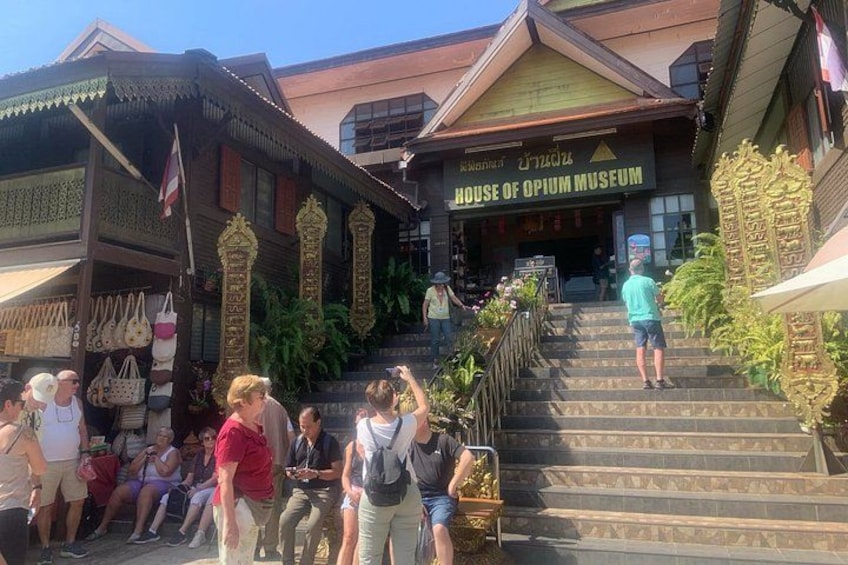 Luxury fun trip to Golden Triangle take boat and entrance to Laos 3