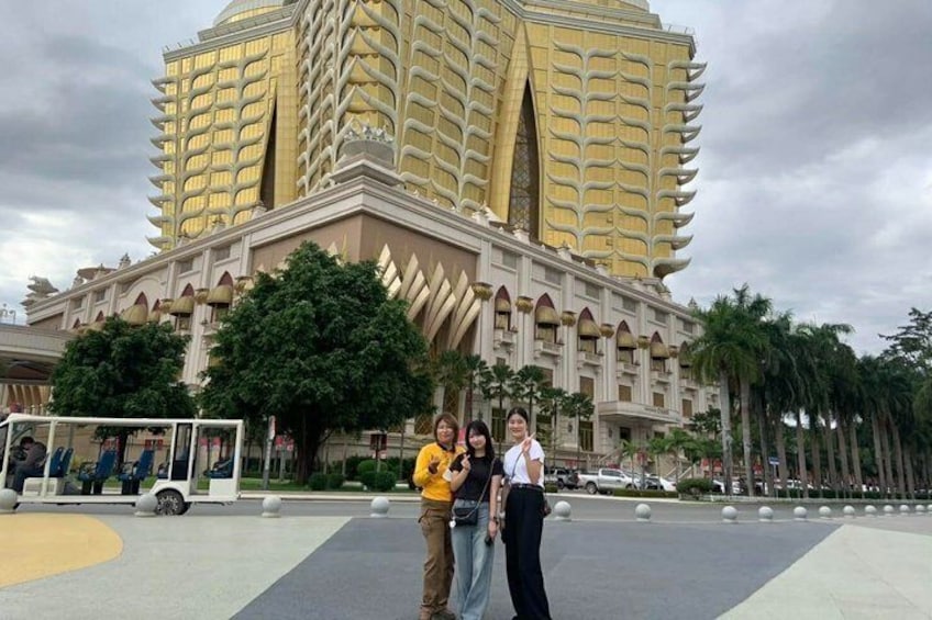 Luxury fun trip to Golden Triangle take boat and entrance to Laos 1