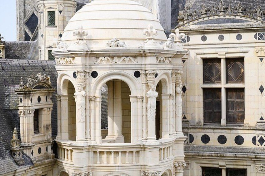 Un edificio histórico con arquitectura ornamentada, que incluye una cúpula y detalles tallados. 5