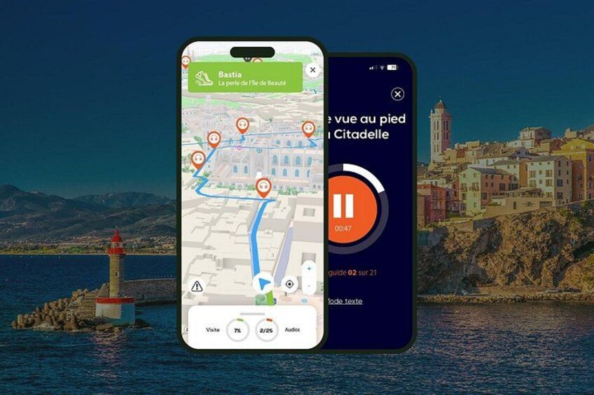 Un teléfono inteligente mostrando un mapa con vista a una ciudad costera, un faro y una función de guía turística en audio. 1